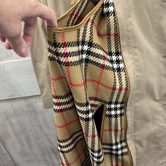 Men’s Burberry double lined trench coat Size L button closure. Pre owned - Picture 6 of 12